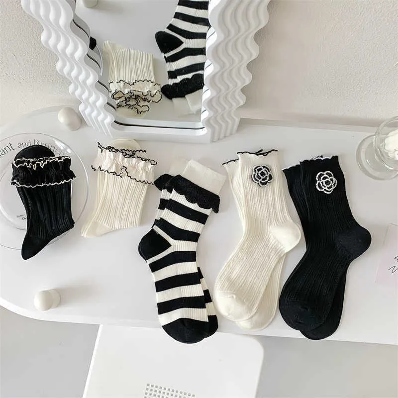 Black and white floral cotton socks gift Women Winter Socks gift  flowers Korean Japanese