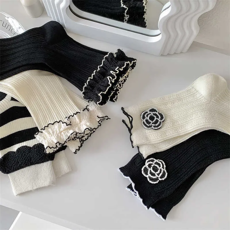 Black and white floral cotton socks gift Women Winter Socks gift  flowers Korean Japanese