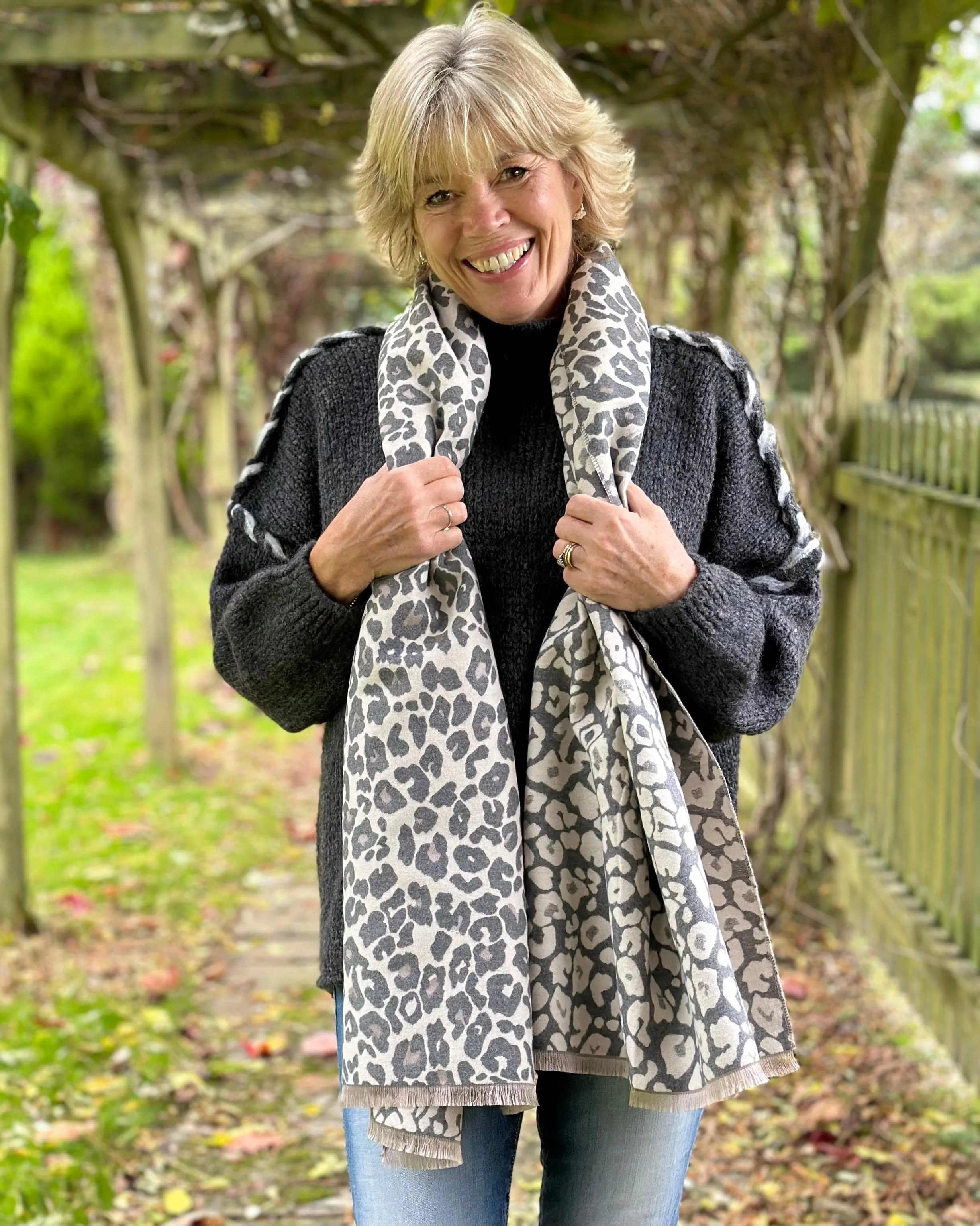 Reversible Leopard Print Scarf - Grey