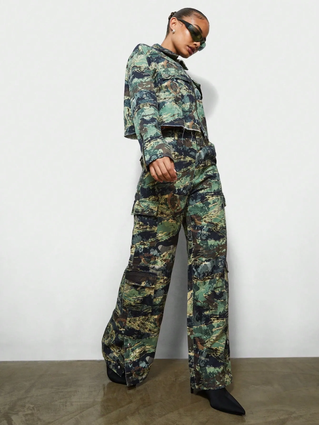 SUMWON WOMEN Camo Print Straight Fit Cargo Pants